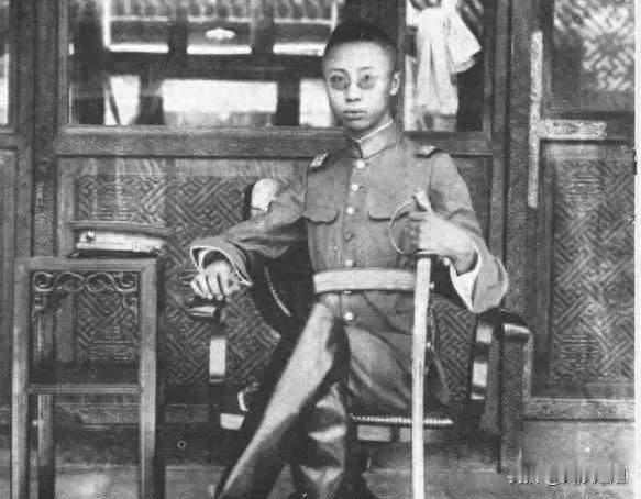 1924年，溥仪18岁在故宫拍的戎装照，拍完没多久就出宫了