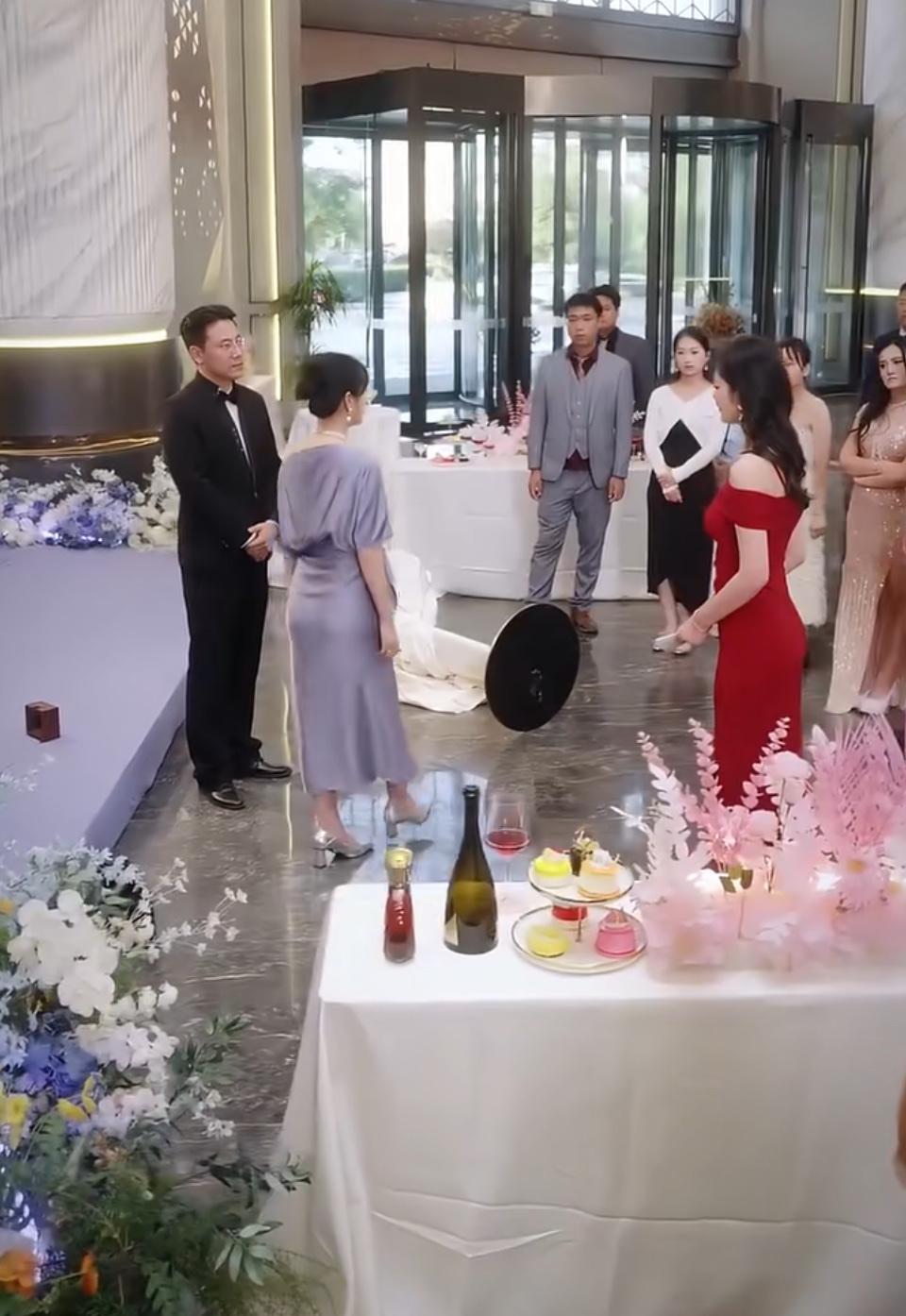 1. 盛装赴宴，邂逅一场浪漫际遇

2. 流光溢彩处，皆是人间烟火与温柔

3.