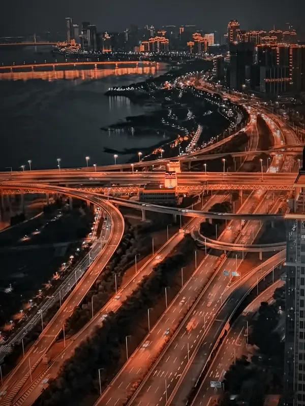 《夜色正浓》大结局剧情 《夜色正浓》大结局真是让人感慨万千。乔海伦加班猝死，她为