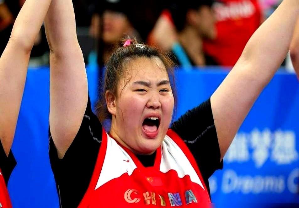半场领先39分，球迷山呼海啸喊着让“女奥尼尔”张子宇上场，教练宫鲁鸣却纹丝不动。