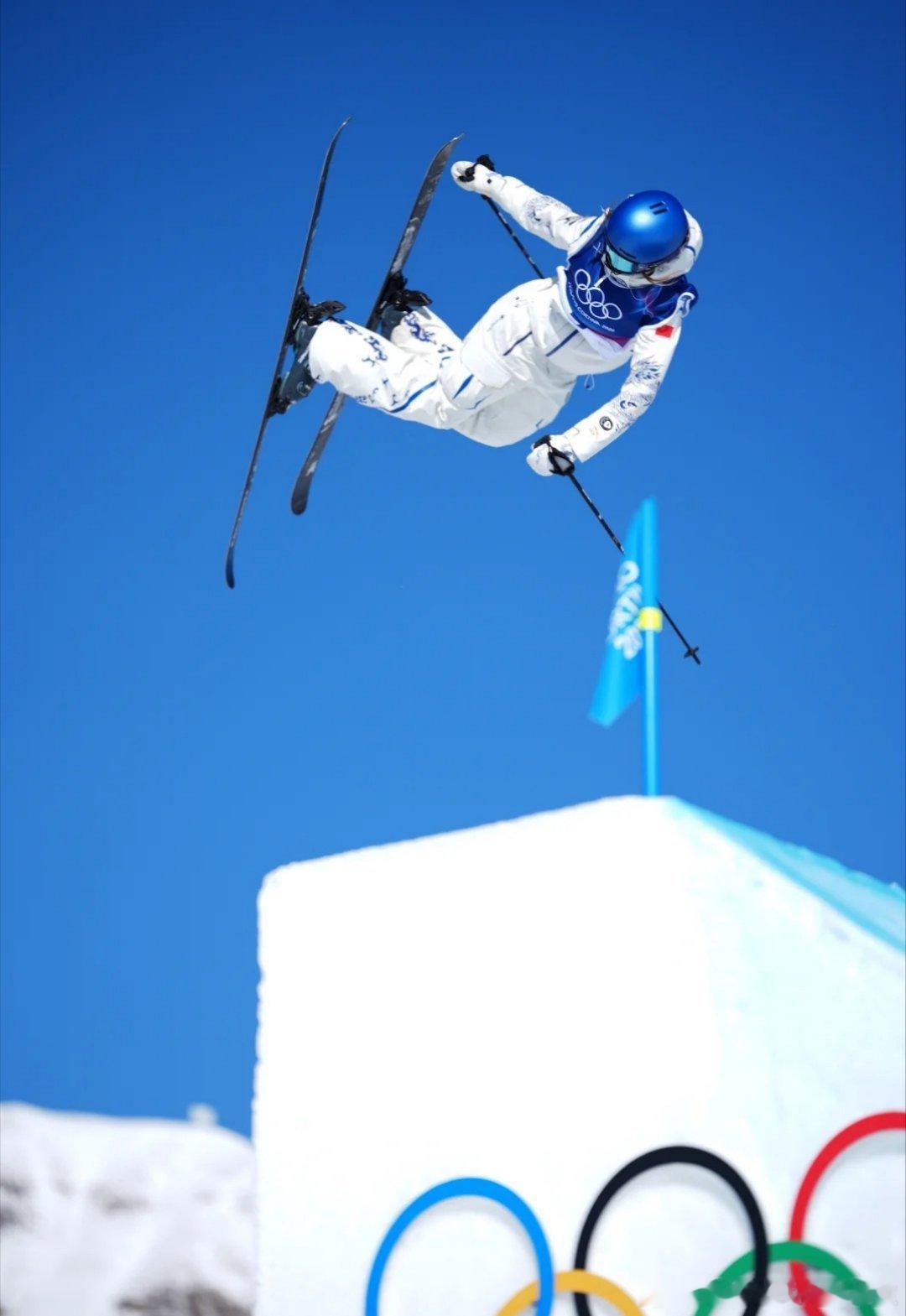 不愧是我们的“青蛙公主”！当记者问谷爱凌如何应对对手在预赛中展现的高难度动作时，