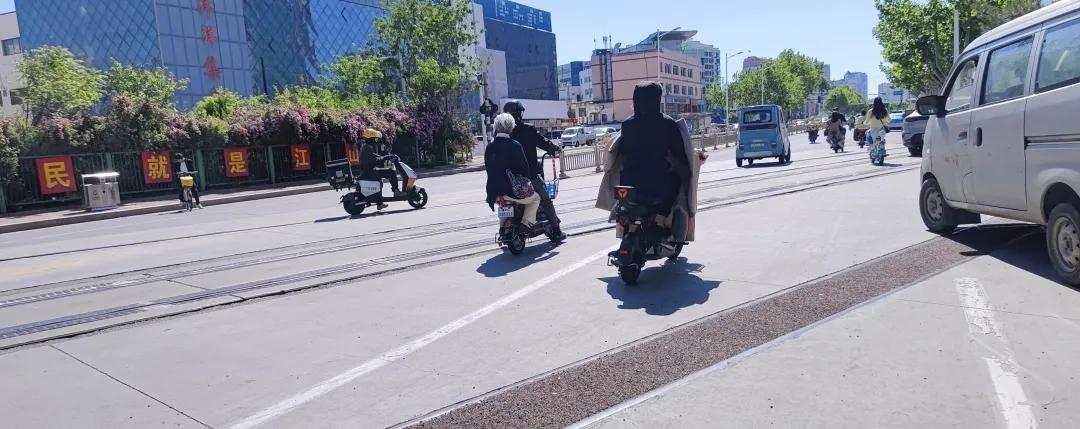 秦皇岛小铁路，平了！
海阳路的小铁路有了新变化，原先凹凸不平的滑轨中间被铺平了！