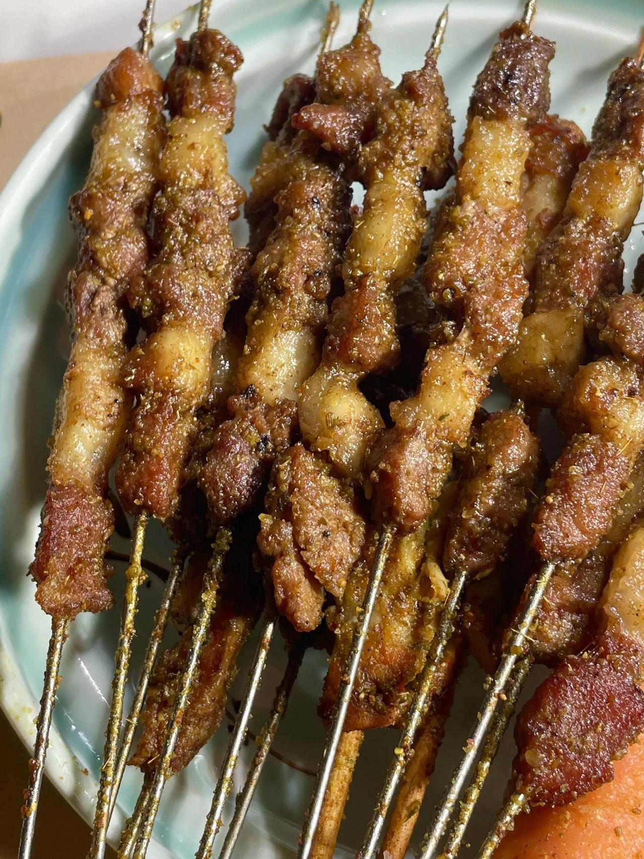 世界上就没有全是瘦肉的羊肉串吗
点了个烧烤外卖，羊肉串都是一块瘦肉一块肥肉的串起