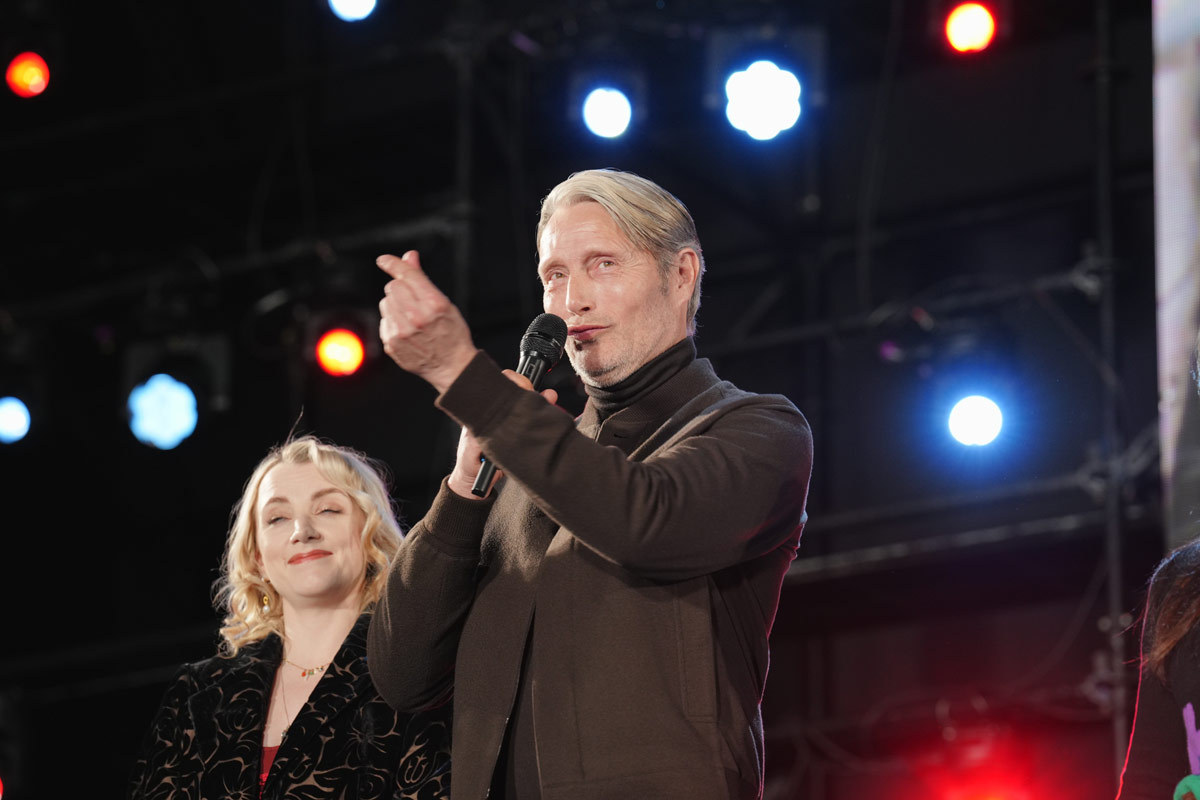 两代“格林德沃”和“卢娜”都出席了本届东京漫展，麦子叔又开始比心啦。 