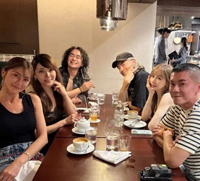 王心凌44岁似少女，郑元畅金发显沧桑，对比太虐心