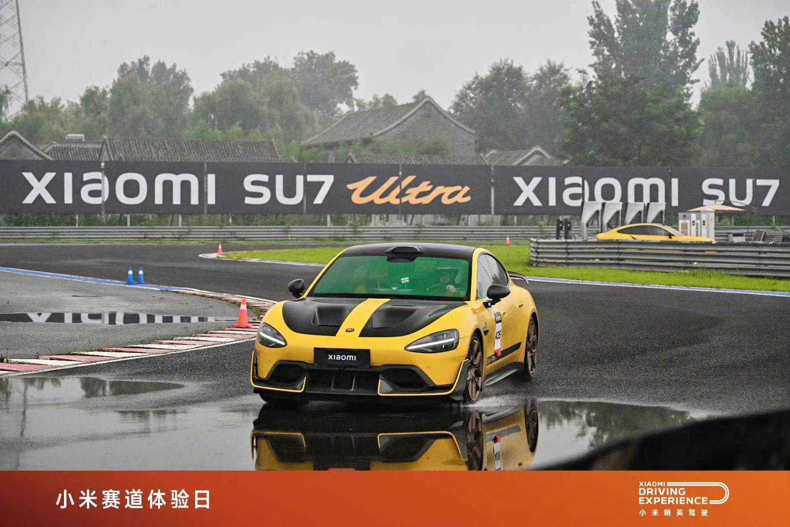 雷军雨天健身房打卡2025年健身房打卡73次，还差27次! ​​​