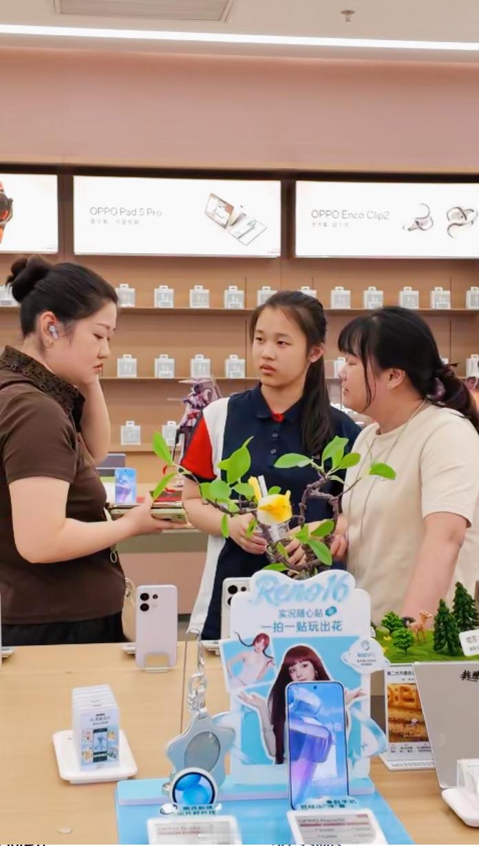 高考终于陆续都结束啦！已经看到OPPO门店里都挤满了人，看样子应该都是刚刚结束高