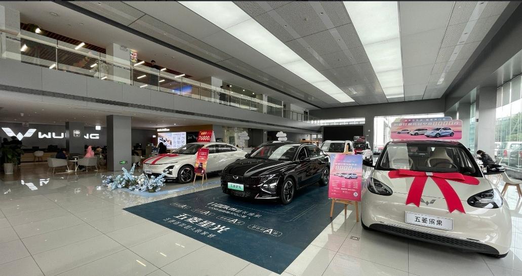 早上去了趟五菱4S店，没想到才周二上午，店里的人就不少了，座位都找不到了，和一个