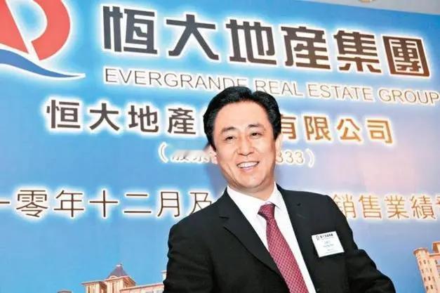 许家印今日受审。
这货把球队留给球迷，把债务留给银行，把财富留给前妻，把缝纫机留