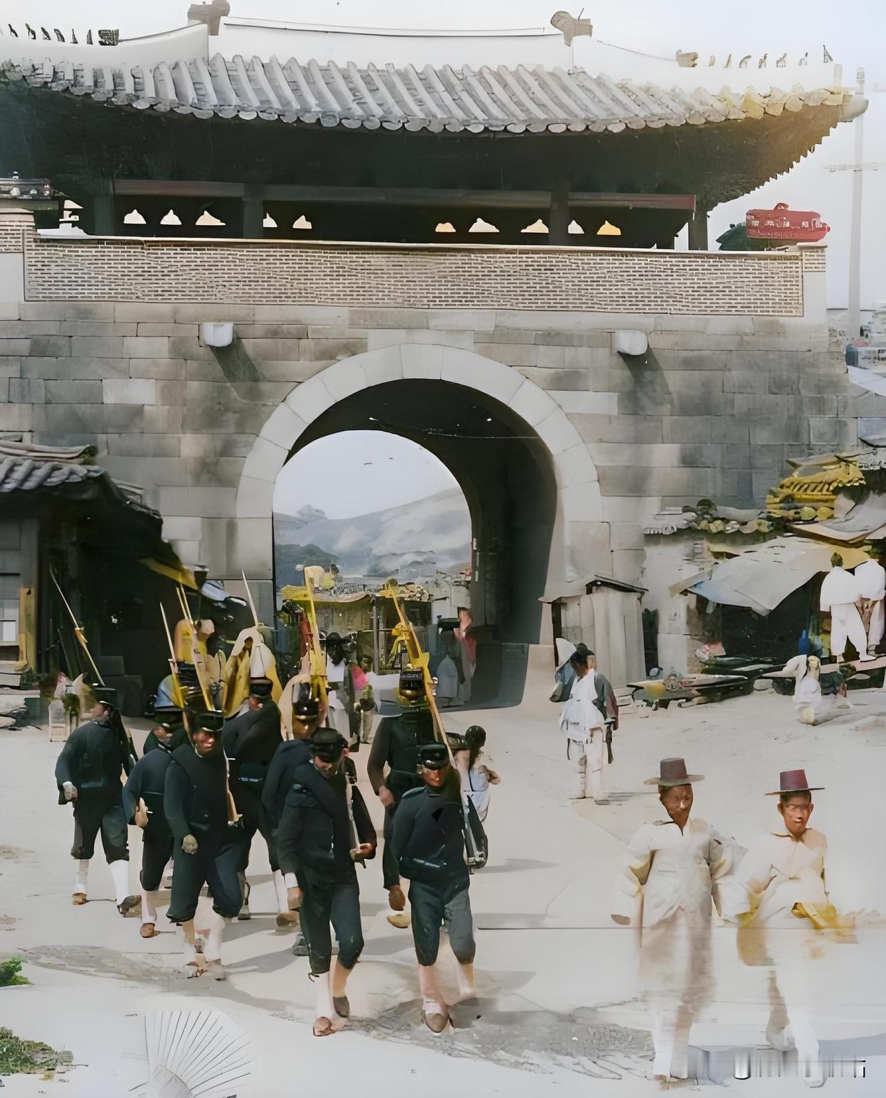 1912年深秋，在汉城钟路区景福宫东阙门的宫墙下，身着深灰色冬季制服的日本宪兵正