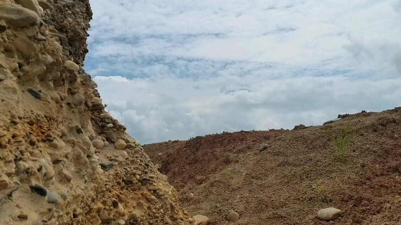 老铁们，今天太热了，地面温度都三十七八度，再不去可能这块石头就被人拿走了。几天前