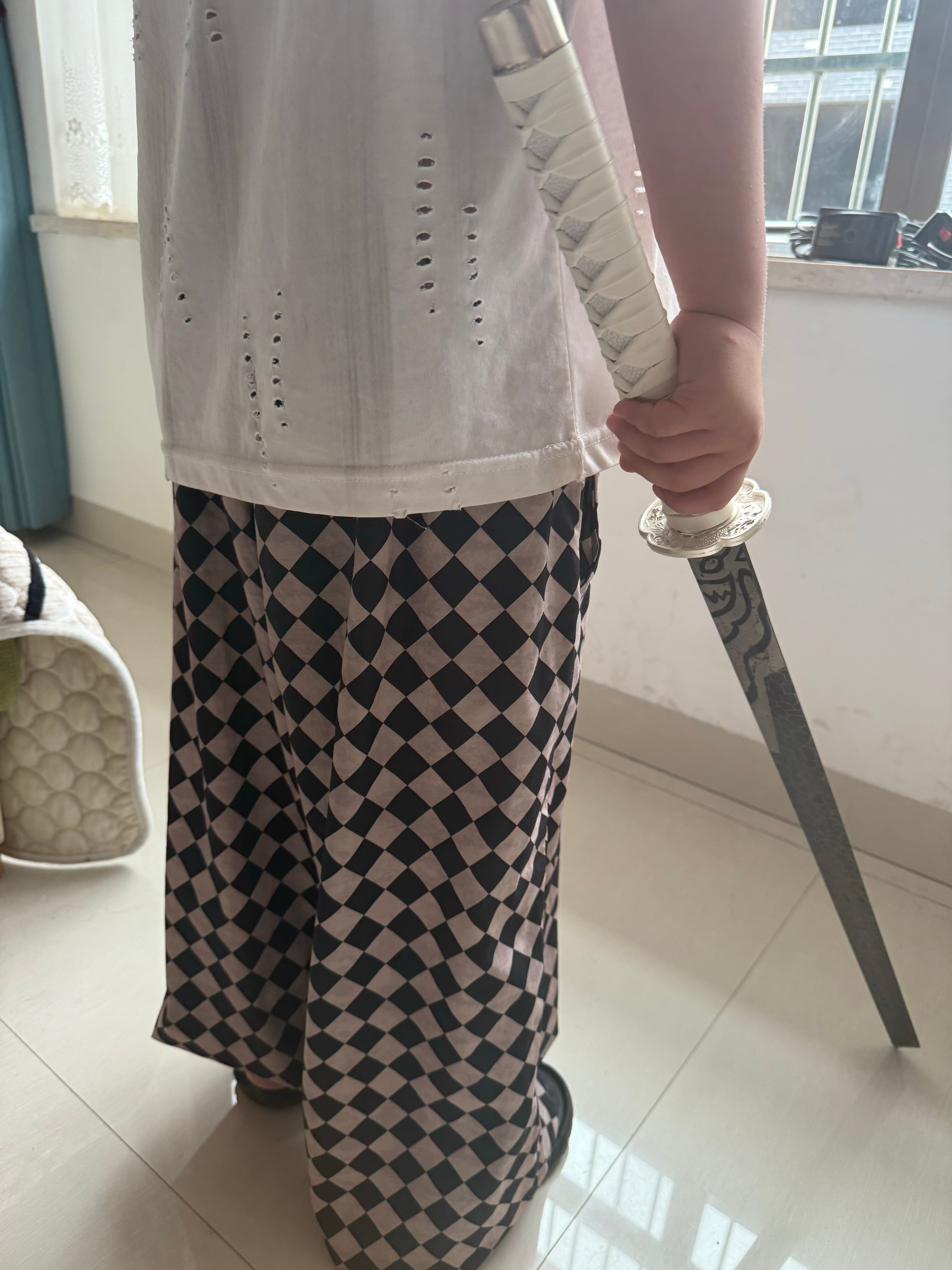 带儿子看了一会伍六七。然后就吵着要魔刀千刃。恰好我就有。然后就 ​​​