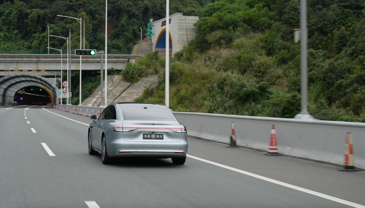 在第十五届全运会激战正酣之际，新款享界S9用一场实测悄悄“夺冠”，其纯电版续航达