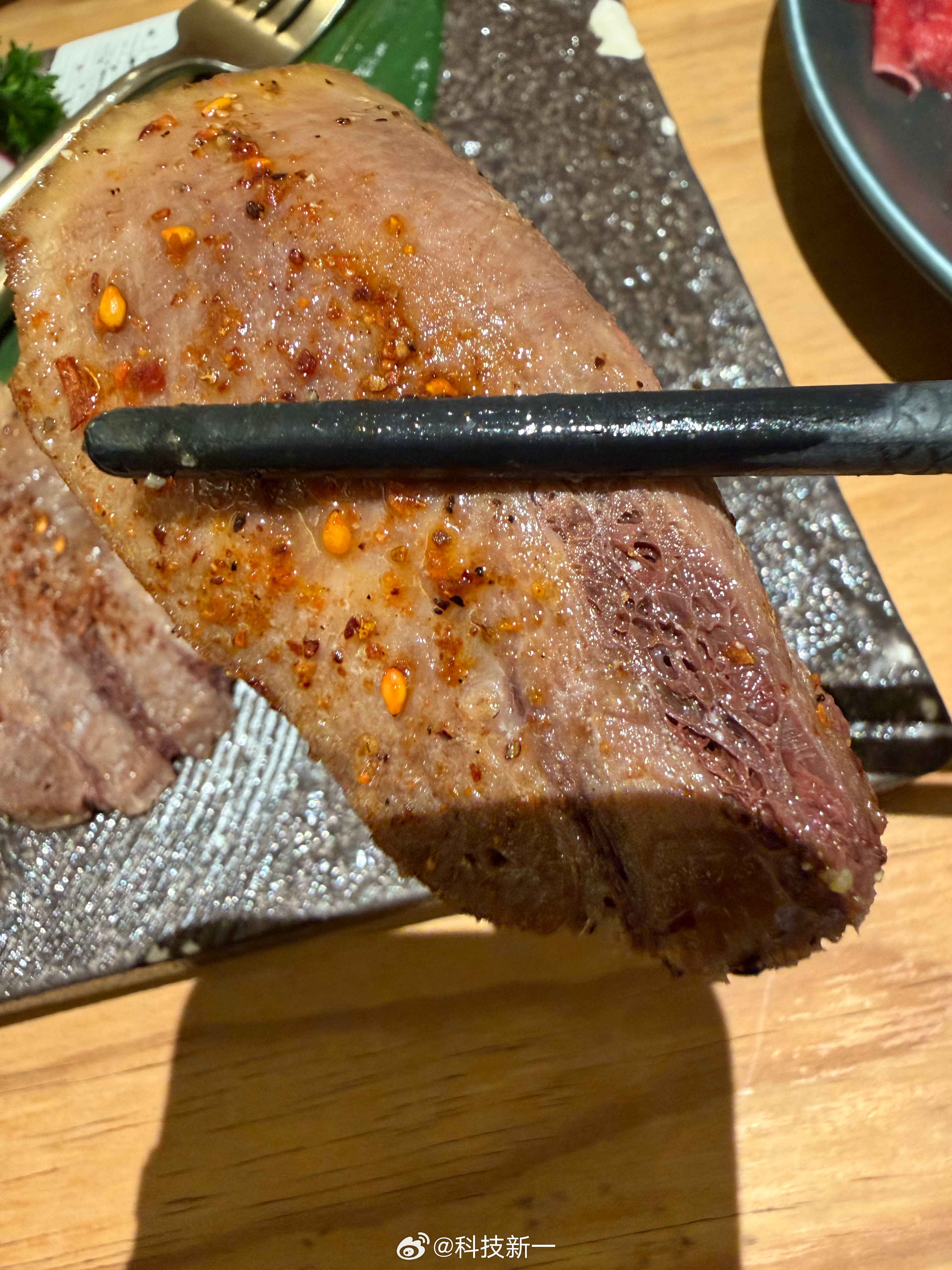 兄弟们，问大家一个问题，我吃的这个牛舌有一股臭臭的牛粪味是咋回事