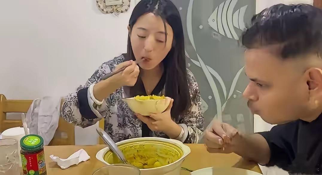 丹丹荣生的报应来了，前几年开了一个咖啡厅，亏了20万，紧接着，荣生扩张了三家印度
