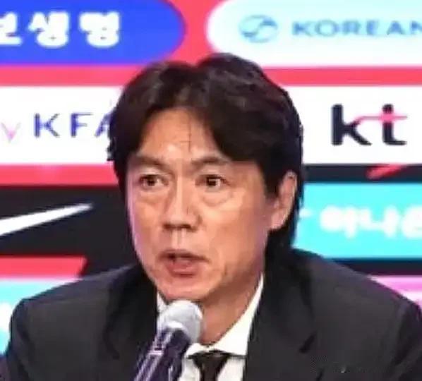 见鬼了？！[笑哭]真是一副好牌打的稀巴烂！
韩国主教练得负全责啊，毕竟是一支队的