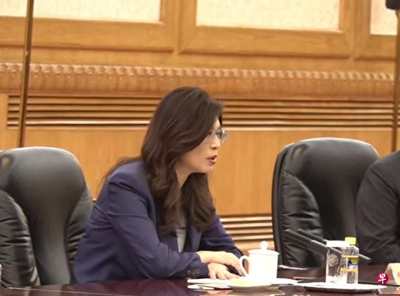 [浮云]郑丽文致辞时谈到，国共两党历经百余年交往，历程虽几经起伏转折，而双方始终