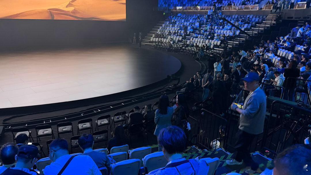 突发奇想，我现在要是给蔚来投十几二十个亿，是不是今天也能坐第一排了？