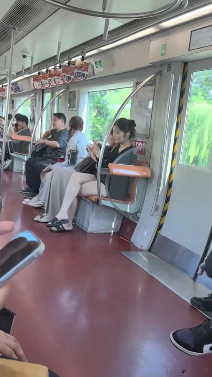 7月29日，北京地铁上，一大爷为了坐下，挪了一下女孩的包，女孩立马暴怒，使劲用手