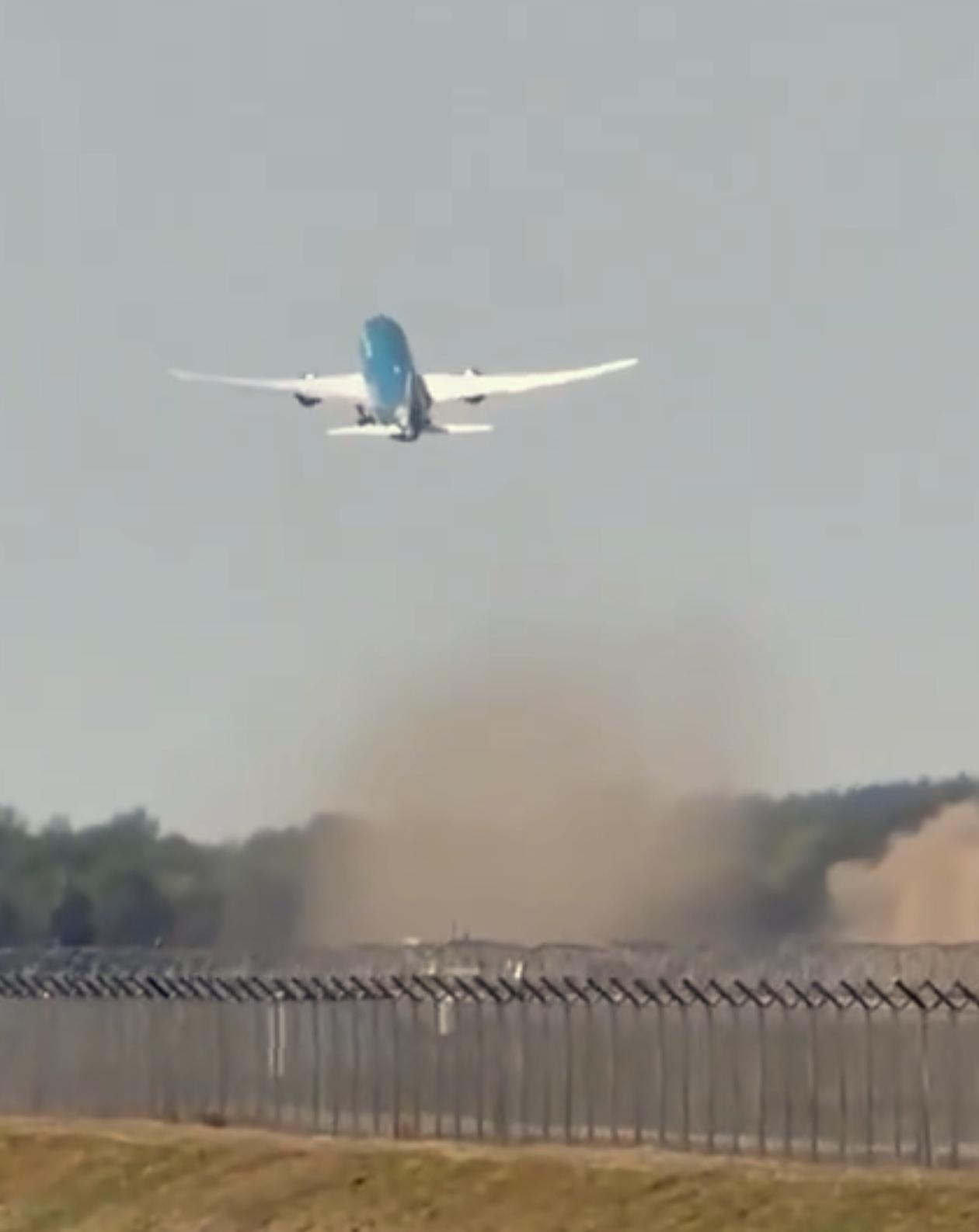 突发！当地时间 8 月 1 5 日 中午一架越南航空波音 787-99（涉事机号