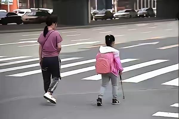 28万积蓄换她光明，女孩睁眼第一句：妈，对不起
 
在北京的街巷里，有一间不起眼