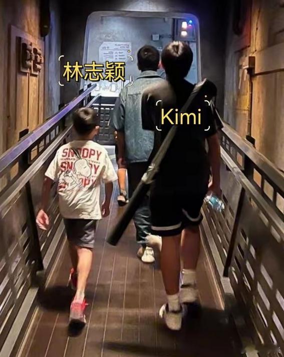 #林志颖一家五口游洛杉矶# 林志颖一家五口游洛杉矶，14岁Kimi身高已经快追上