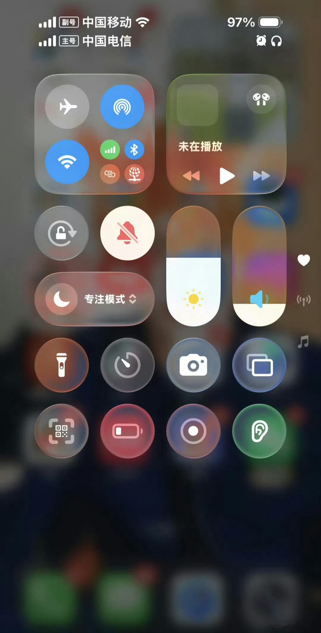 iOS26融入了液态玻璃风格，初次看起来有点第三方壁纸软件内味了。可能相比之前少