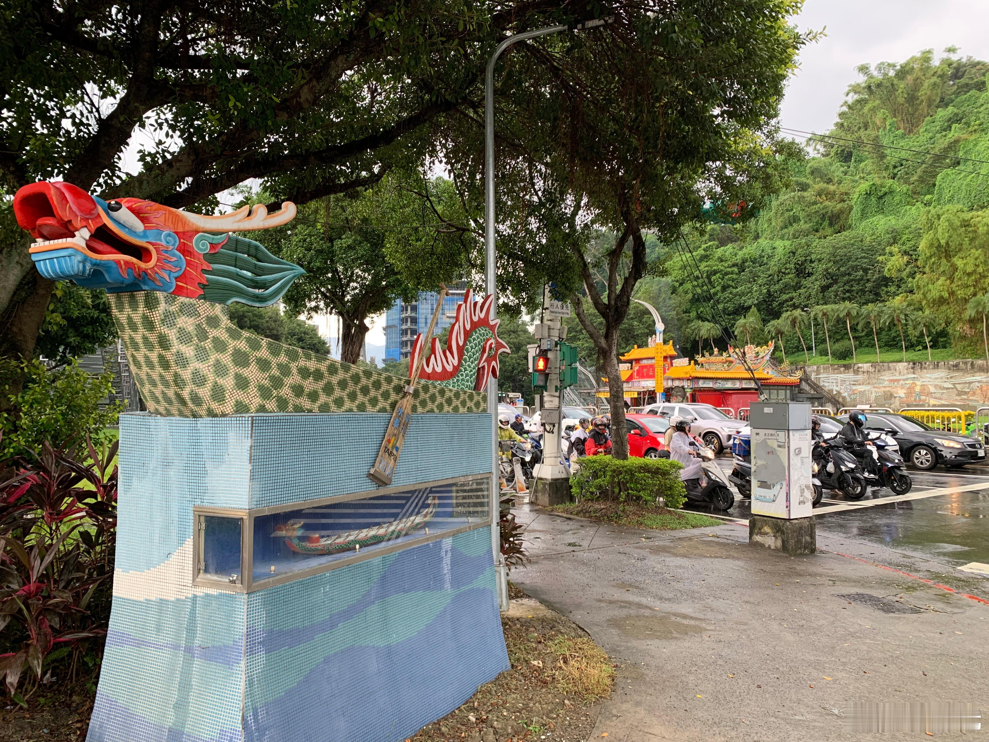 下午被突如其来的大雨所困，躲进剑潭圆山饭店下面的一间小庙，正巧庙方在进行中元法会