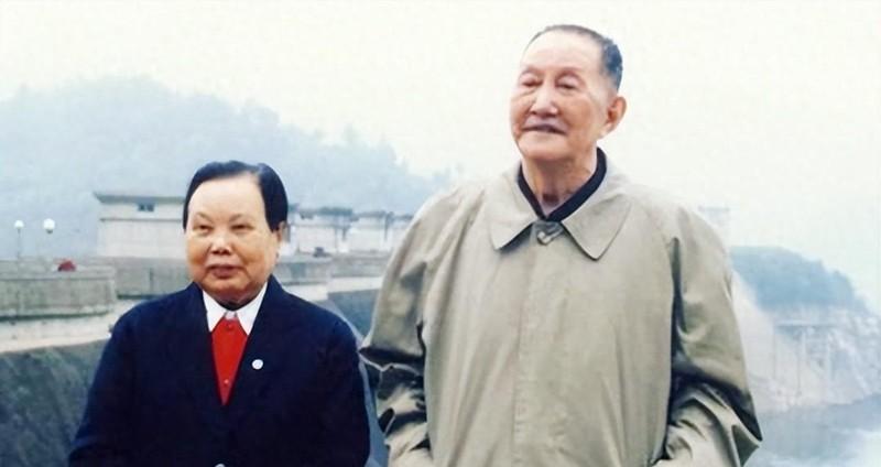 1936年，洪学智看上了女兵张文。谁知，张文却嫌弃洪学智满脸麻子，本想婉言谢绝，