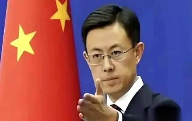 菲律宾防长刚被我们制裁，扭头就对外放狠话：绝不低头，立场不变。军方也跟着敲边鼓，