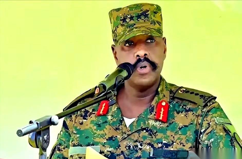 乌干达新上任的总司令，总统的亲儿子，对着全世界撂下一句狠话：准备派10万大军，去