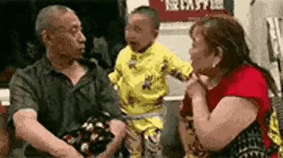 从小看大…这小孩再不管教，长大了了不得！老人不要把他当儿戏。