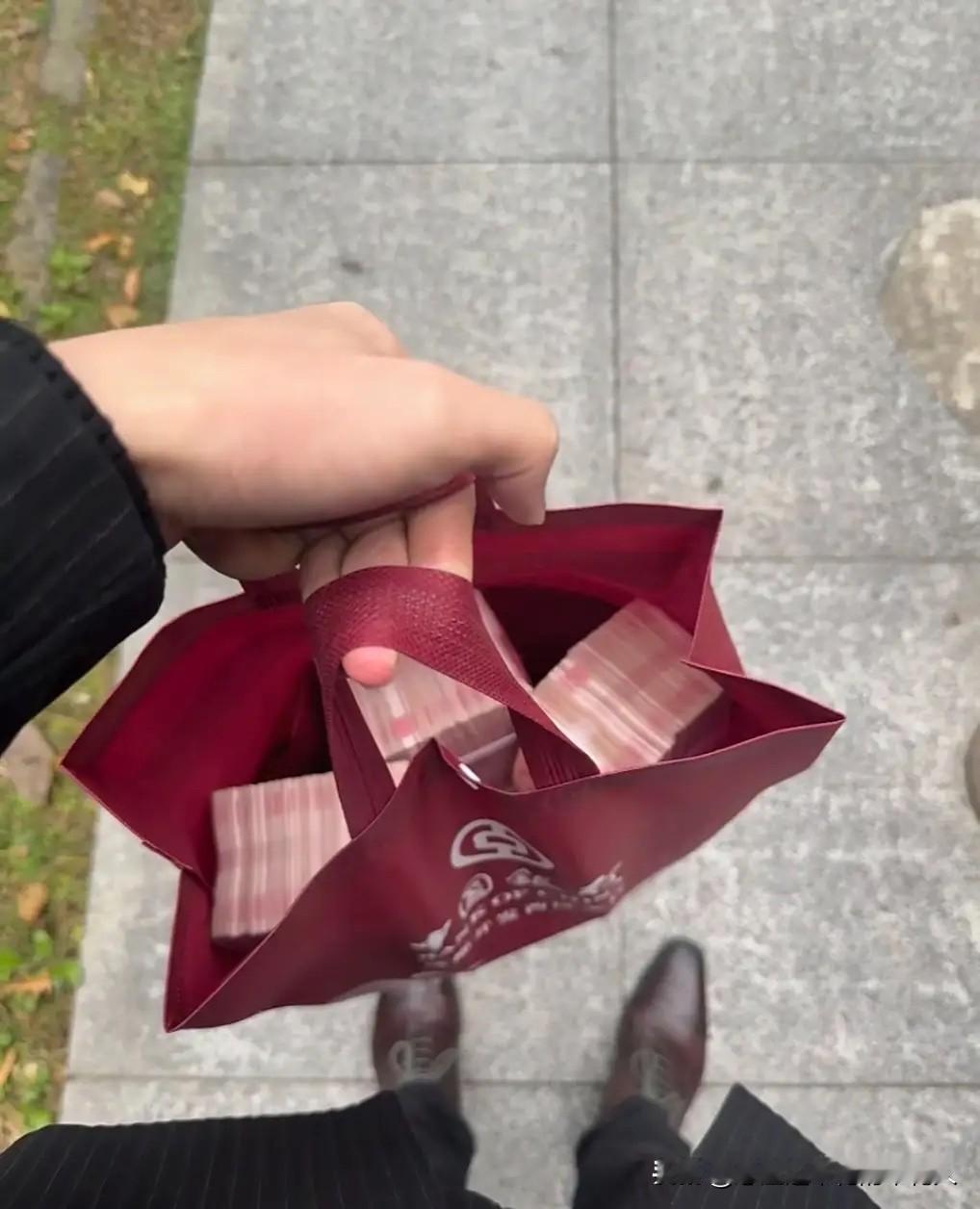 1月4日，
今天我终于把存银行的30万取出来了！
其实家里也不是急着用钱，主要是