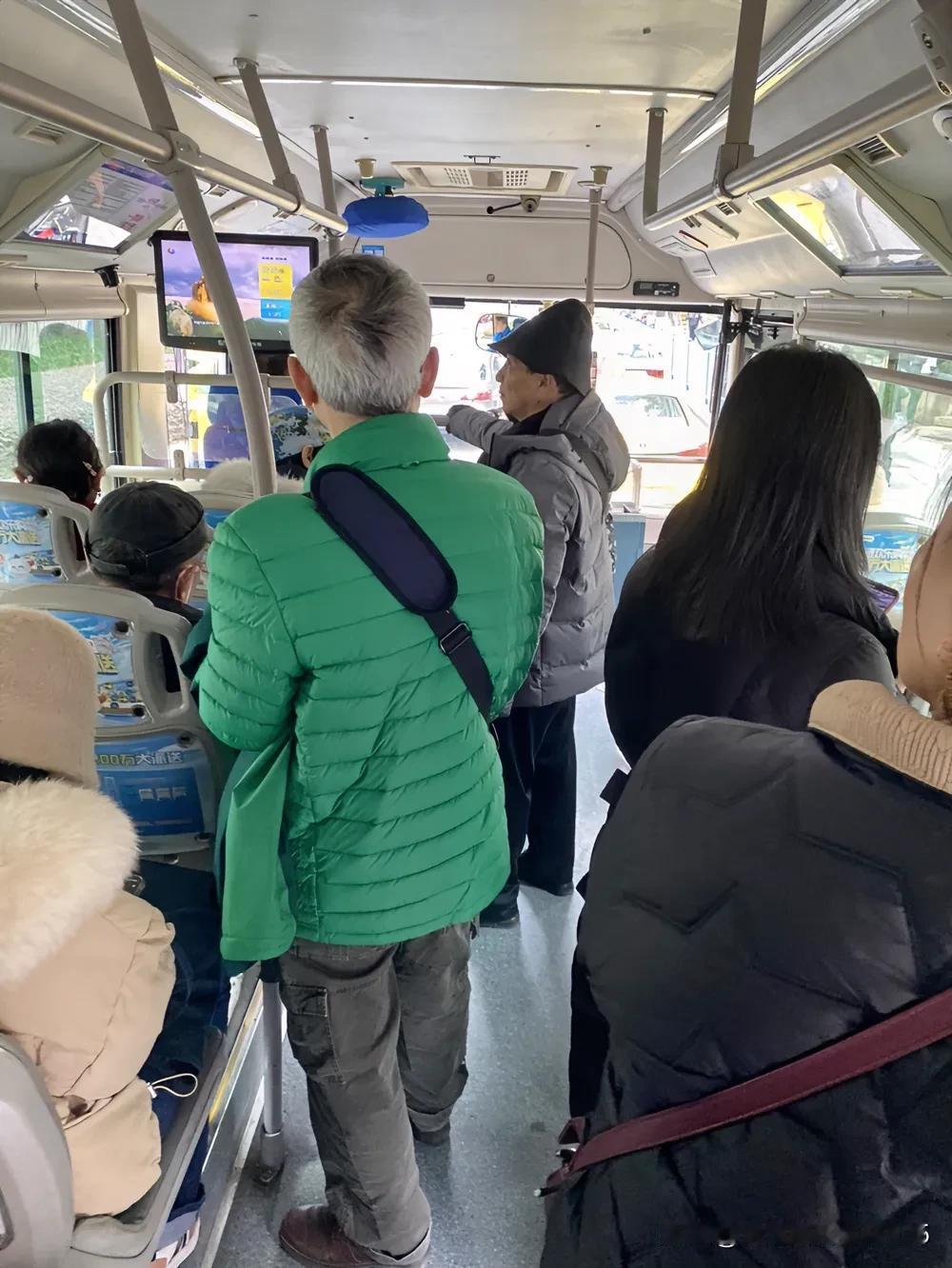 老年社会的公交车，司机不好当，车不好开。

今天中午十二点半，去楼下乘公交车，是