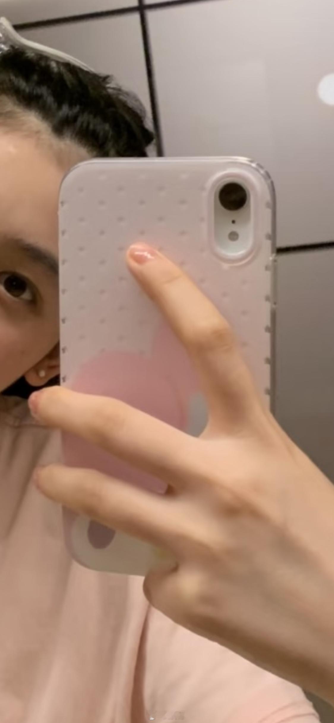刷到一个好看的小姐姐还在用iPhone XR！ ​​​