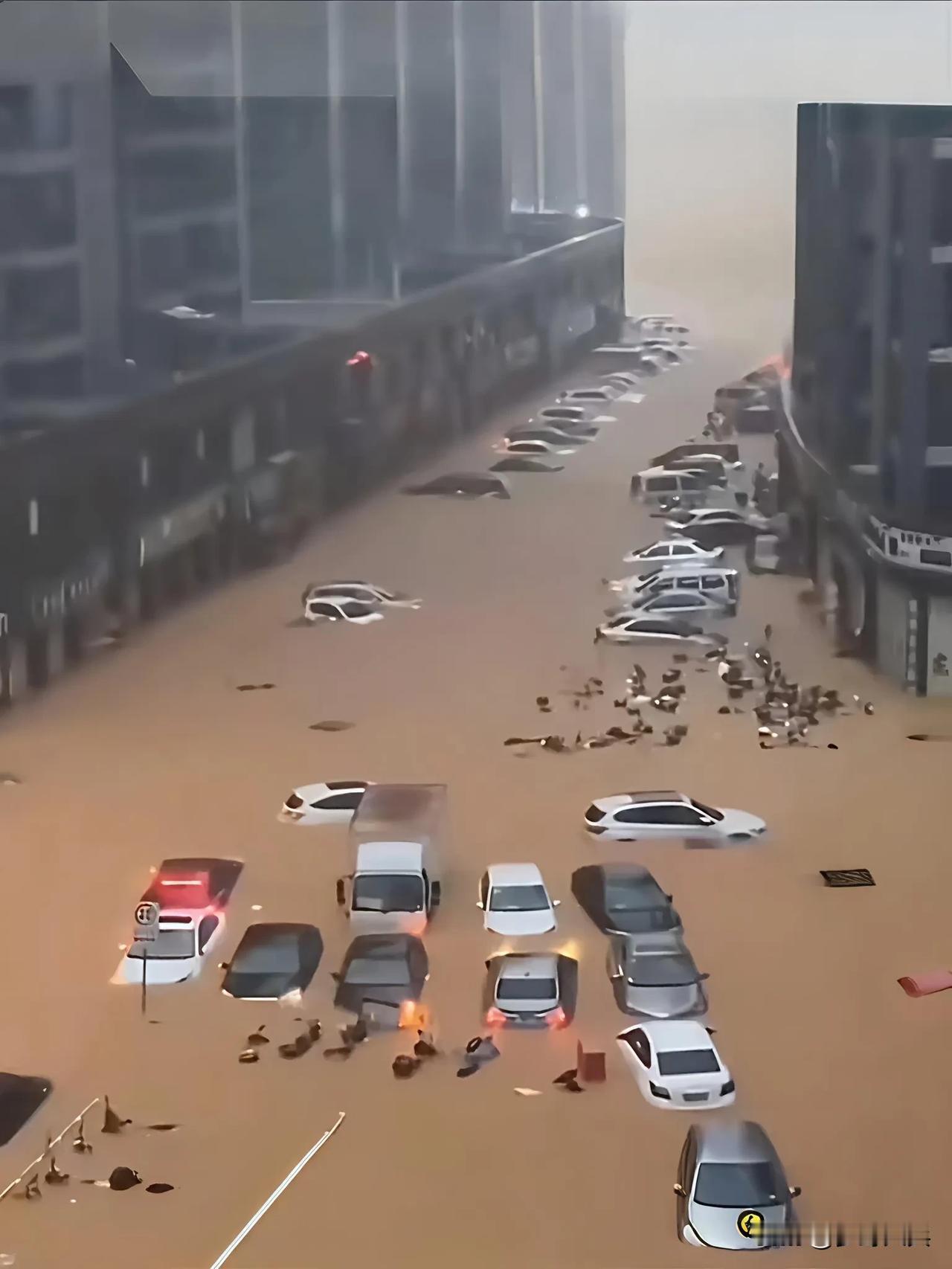 这几天广东多个城市强降雨，惠州、东莞、深圳、这几个地方受灾比较严重，乡村街道上都