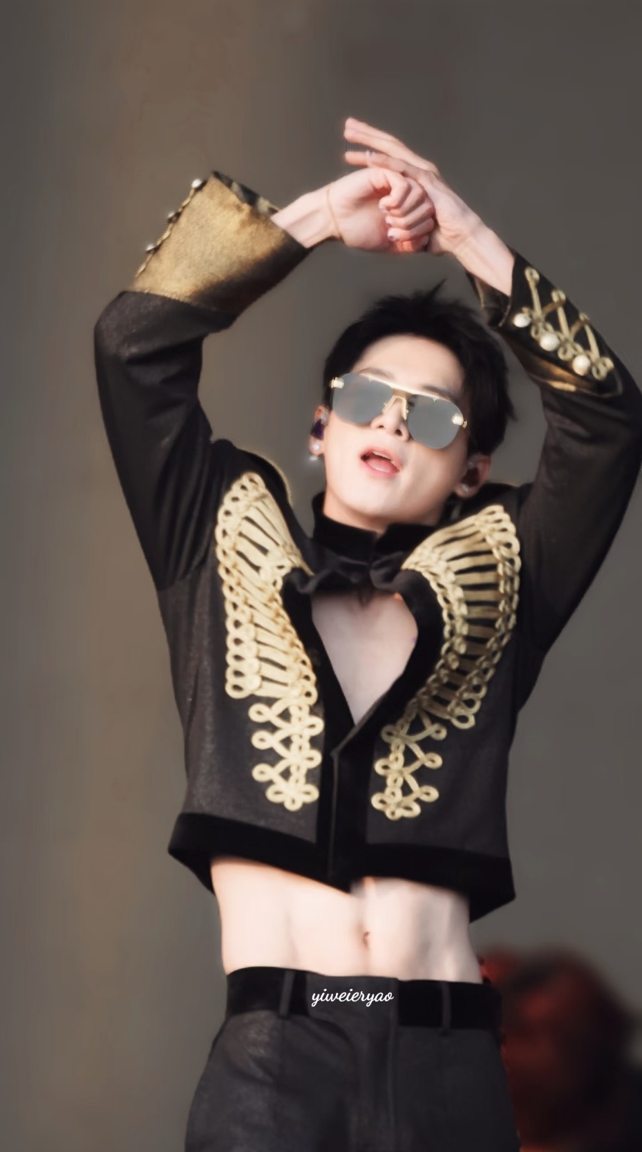 姚琛腹肌富有且慷慨姚琛腹肌生图不光腹肌显眼，皮肤也好白啊 