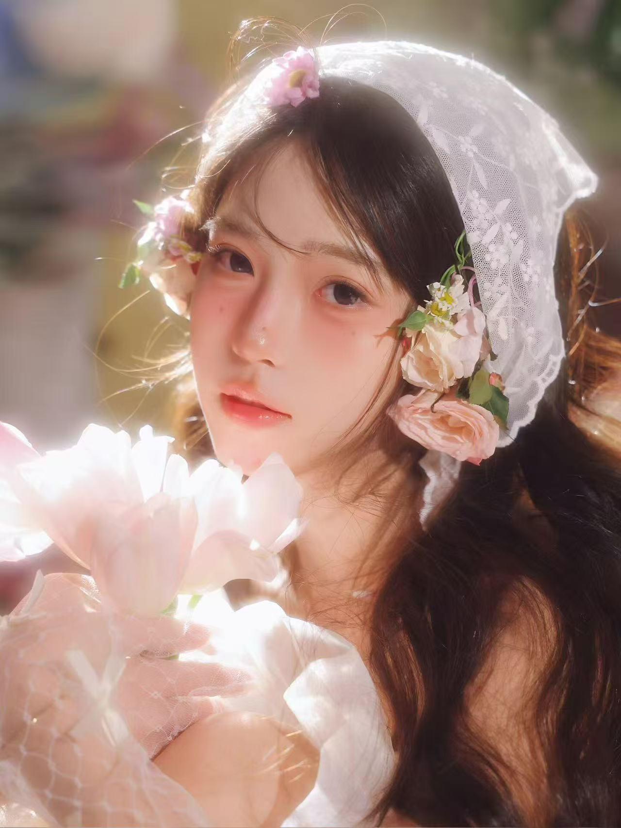 像坠入了一个开满鲜花的梦境，每一朵花都在为她盛放。🌸💫 这组梦幻鲜花少女写真