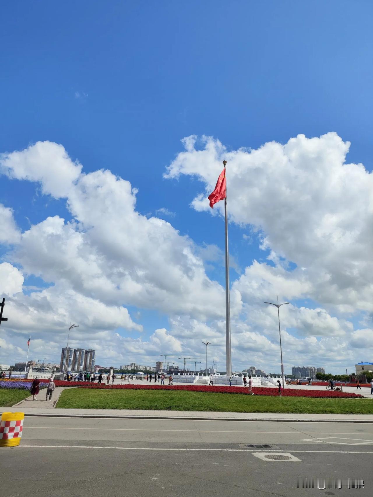 我最近听说了一个特别震撼的事，国内有一面超大的国旗，居然是北京天安门国旗的三倍大