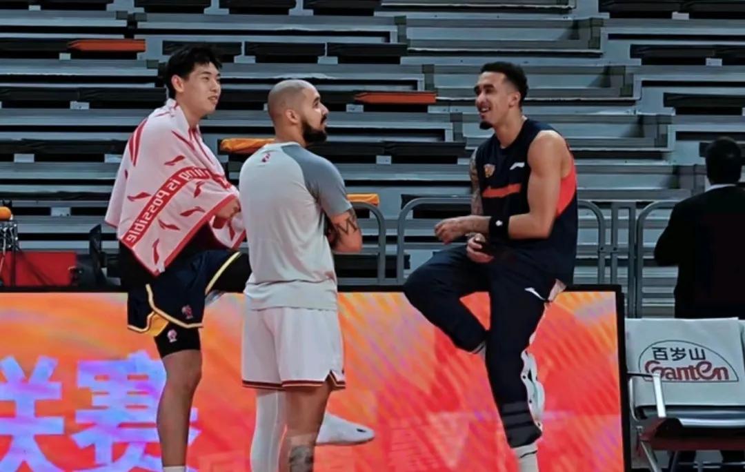 吉林队来到广东，摩尔找到奎因攀起亲戚来，摩尔说:我老婆是你姥姥大姐的孙女的表姐，