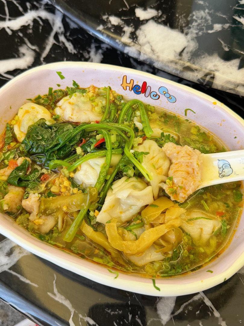 酸汤水饺🥟底料:一勺生抽➕三勺醋➕半勺香油➕一勺蒜蓉辣椒酱(家里没有辣椒油 )