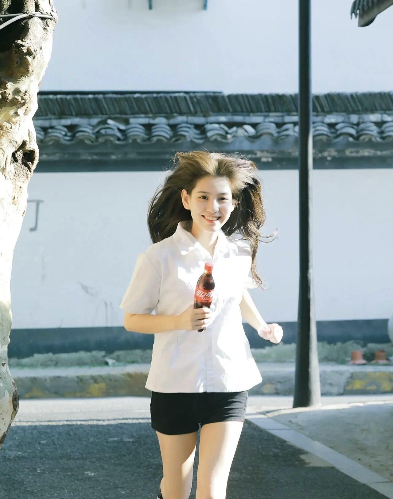 轻衫拂袖风，笑语逐流年。