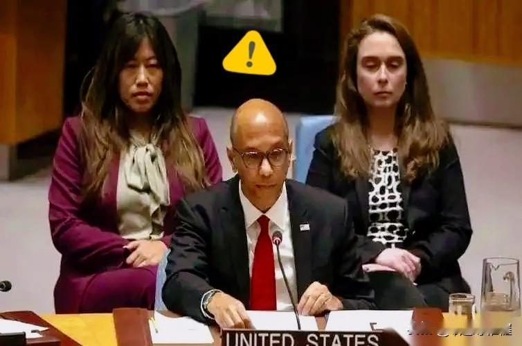 刚看到个事儿，我人都傻了。
一边是俄罗斯，经济被搞得那么惨，硬是顶着压力，把欠联