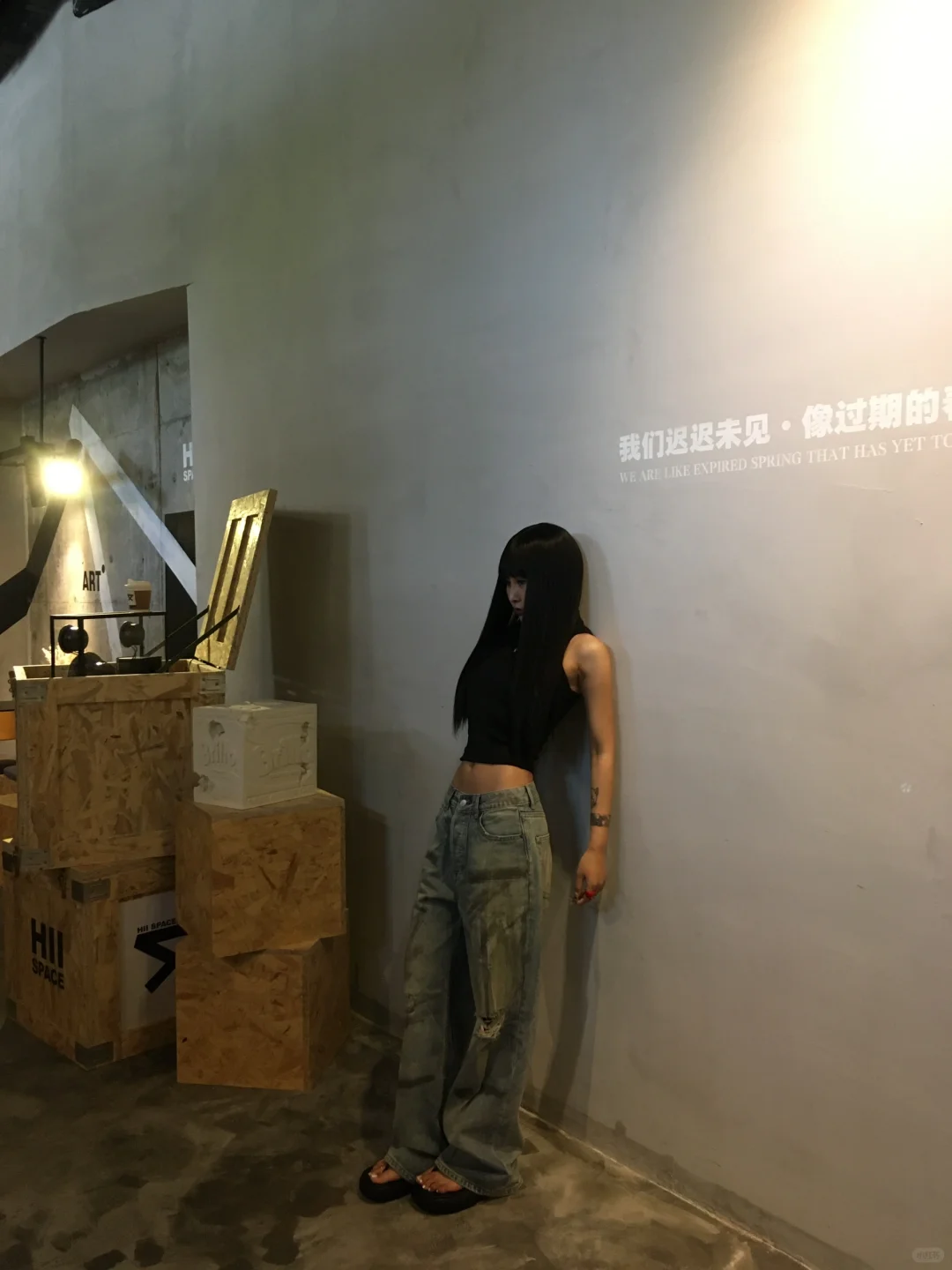靠墙站着 好凉快吖