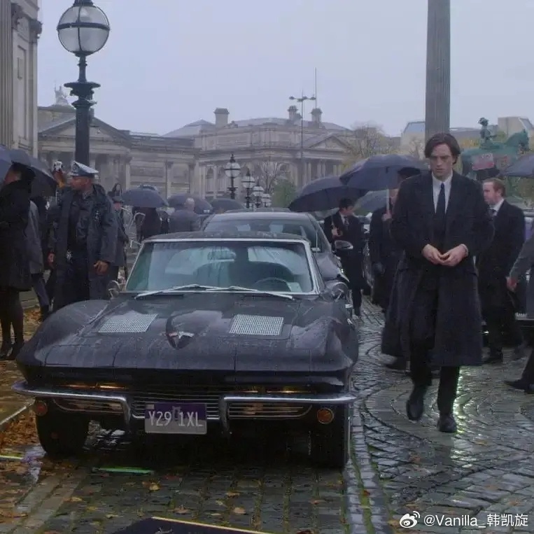 电影《新蝙蝠侠2》伦敦片场出现了布鲁斯的座驾，定制款1963年雪佛兰科尔维特斯汀