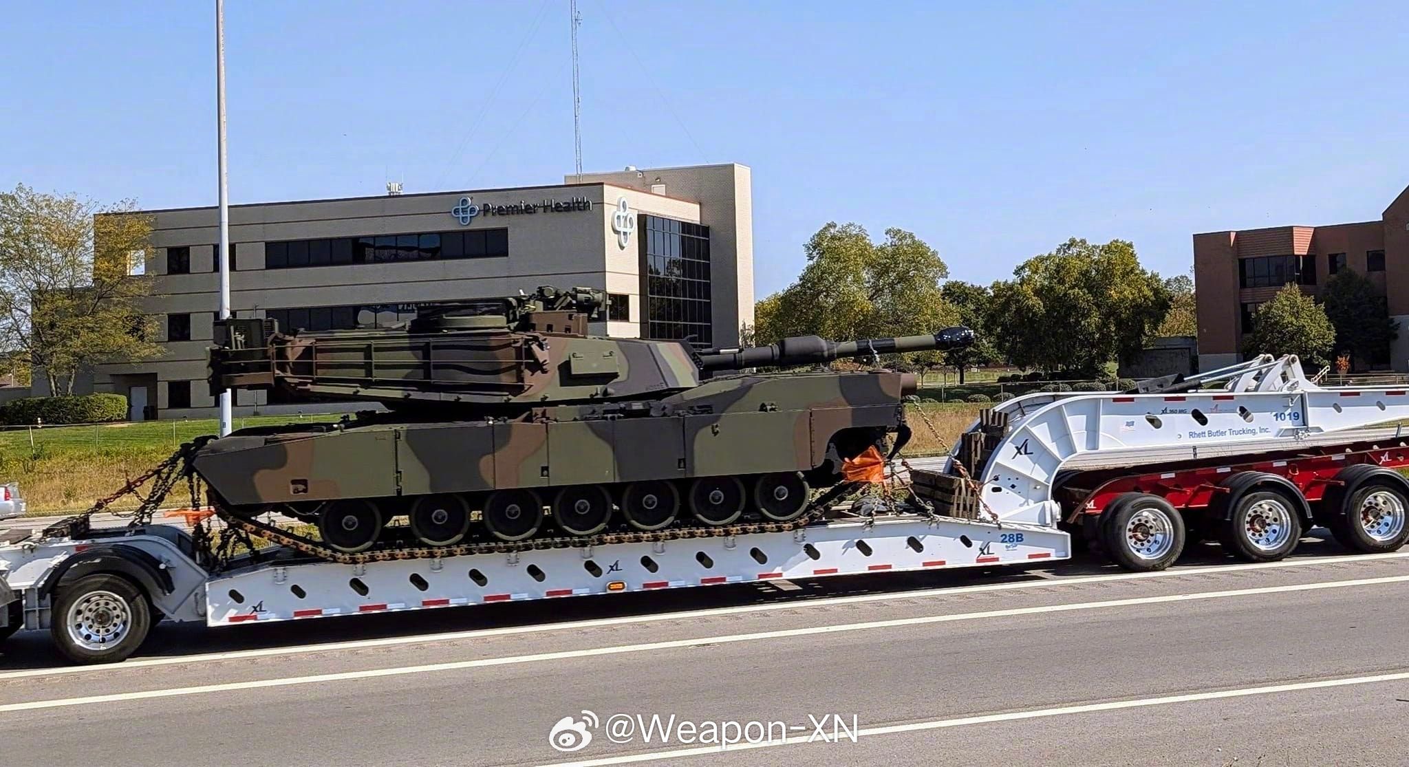 #兵器影像[超话]# 一辆刚从利马工厂出厂的全新艾布拉姆斯坦克（编号为 M1A2