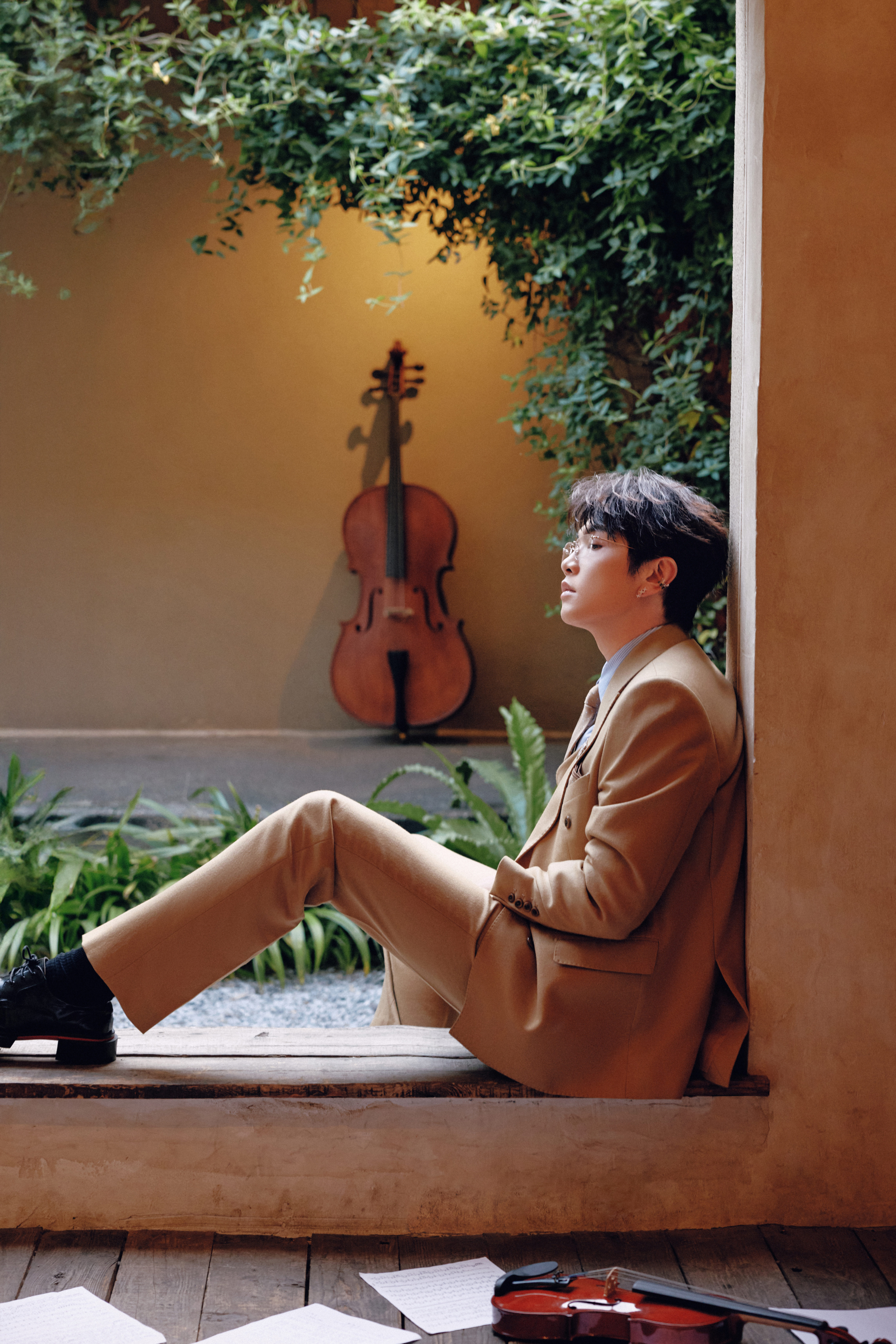 颜人中在《声生不息华流季》里化身金燕西，笔挺西装凸显他的独特气质，儒雅中带着一丝