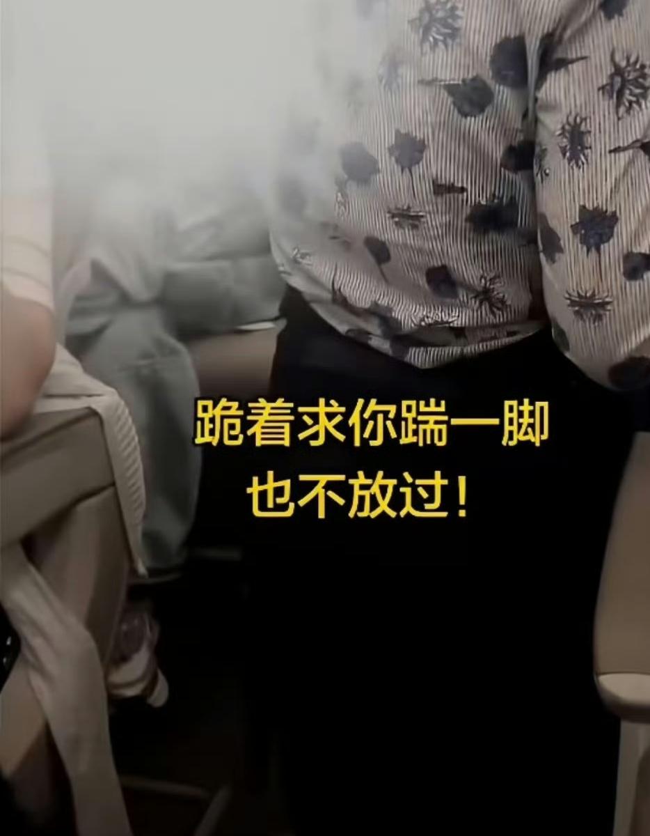 空姐撞到乘客手肘，下跪三次，对方都不肯罢休！
 
看到热搜上爆料，东航空姐推餐车
