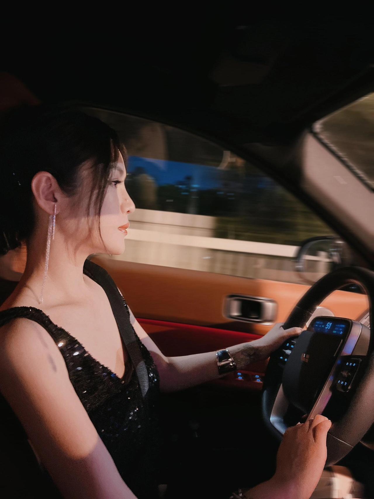 喜欢这种淡淡的甜美感，不刻意不做作，自然可爱的样子最动人。自然甜妹 清新颜值 甜