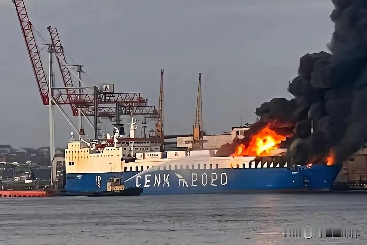 黑海海上对抗全面升级！俄军战术突变，港外追炸运乌货船，以牙还牙掐断乌军海运命脉